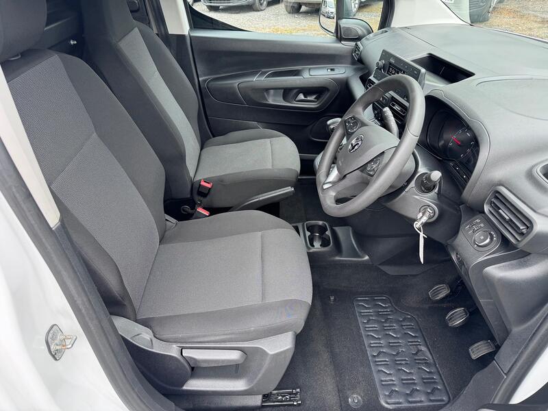 VAUXHALL COMBO 1.5 Turbo D 2000 Dynamic 100hp  DAB. AC. Cruise. 2022