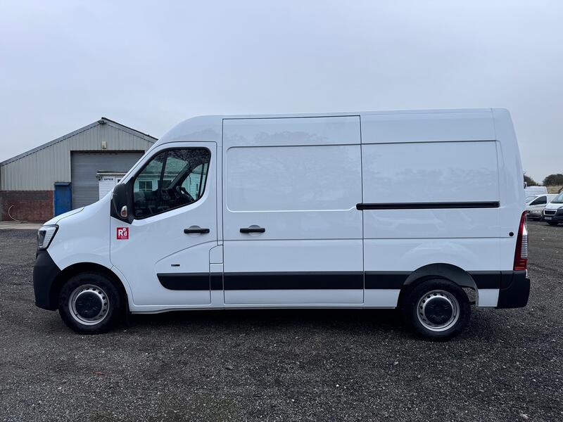 RENAULT MASTER 35 ZE MWB Van. Del Miles. £31000 SAVING OFF NEW!! 2024