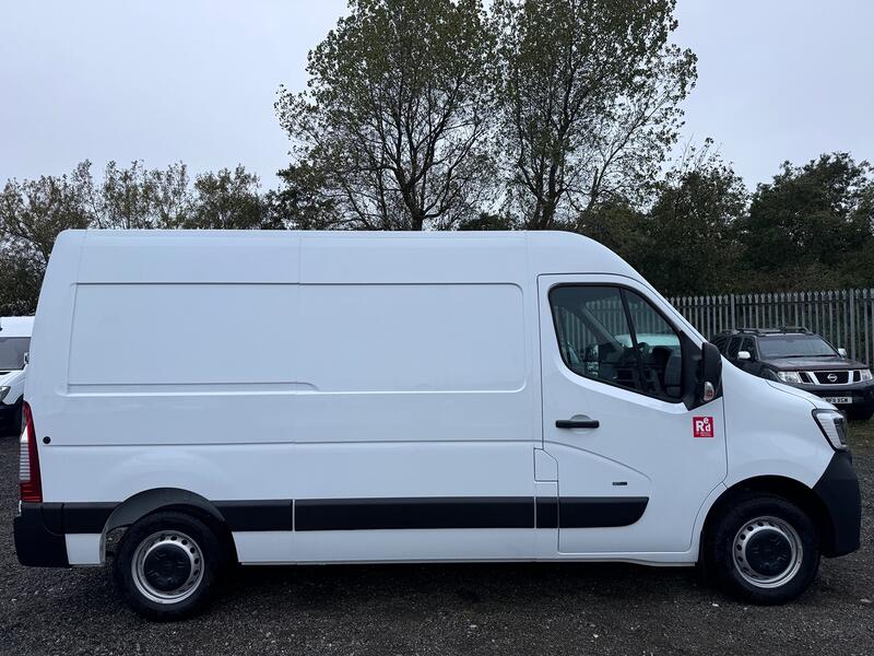 RENAULT MASTER 35 ZE MWB Van. Del Miles. £31000 SAVING OFF NEW!! 2024
