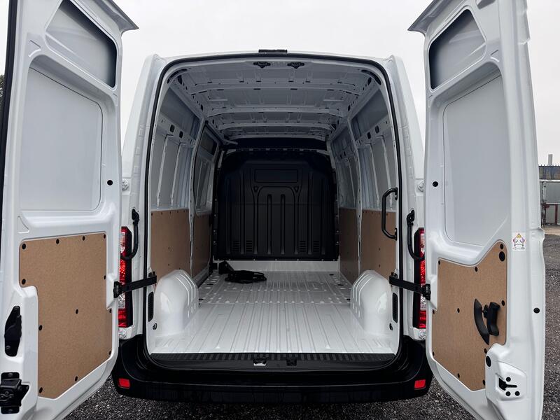 RENAULT MASTER 35 ZE MWB Van. Del Miles. £31000 SAVING OFF NEW!! 2024