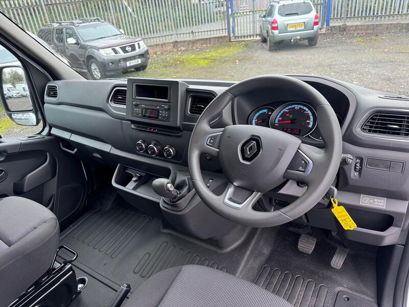 RENAULT MASTER 35 ZE MWB Van. Del Miles. £31000 SAVING OFF NEW!! 2024