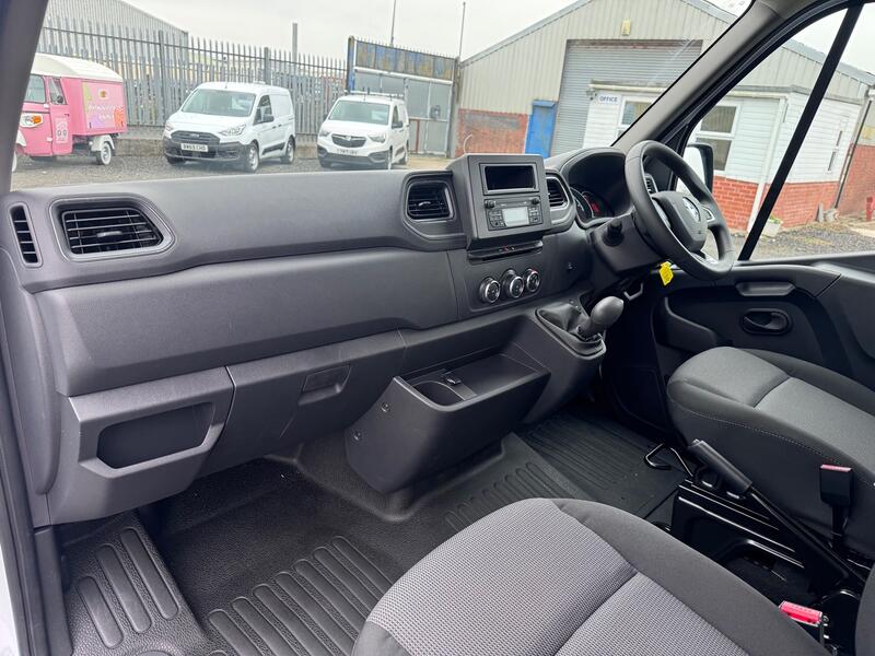 RENAULT MASTER 35 ZE MWB Van. Del Miles. £31000 SAVING OFF NEW!! 2024