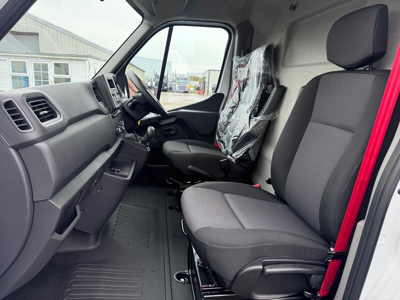 RENAULT MASTER 35 ZE MWB Van. Del Miles. £31000 SAVING OFF NEW!! 2024