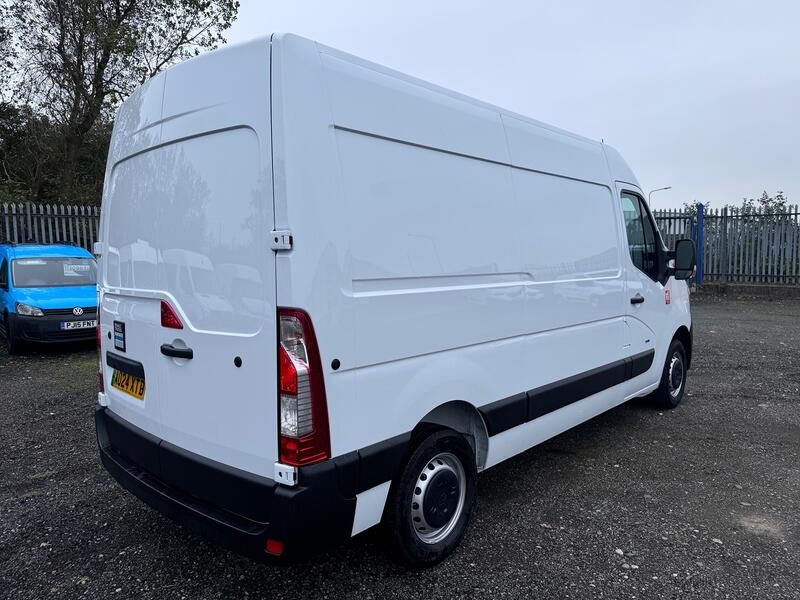 RENAULT MASTER 35 ZE MWB Van. Del Miles. £31000 SAVING OFF NEW!! 2024