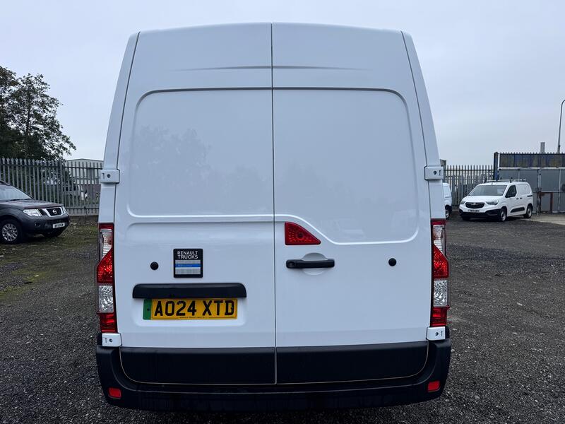 RENAULT MASTER 35 ZE MWB Van. Del Miles. £31000 SAVING OFF NEW!! 2024