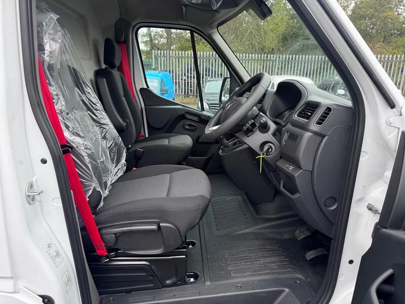 RENAULT MASTER 35 ZE MWB Van. Del Miles. £31000 SAVING OFF NEW!! 2024
