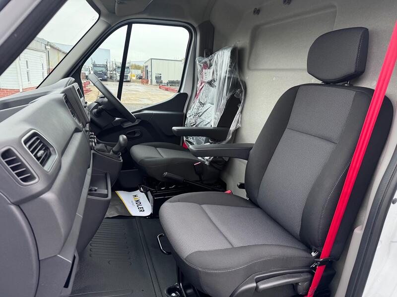 RENAULT MASTER 35 ZE MWB Van. Del Miles. £31000 SAVING OFF NEW!! 2024