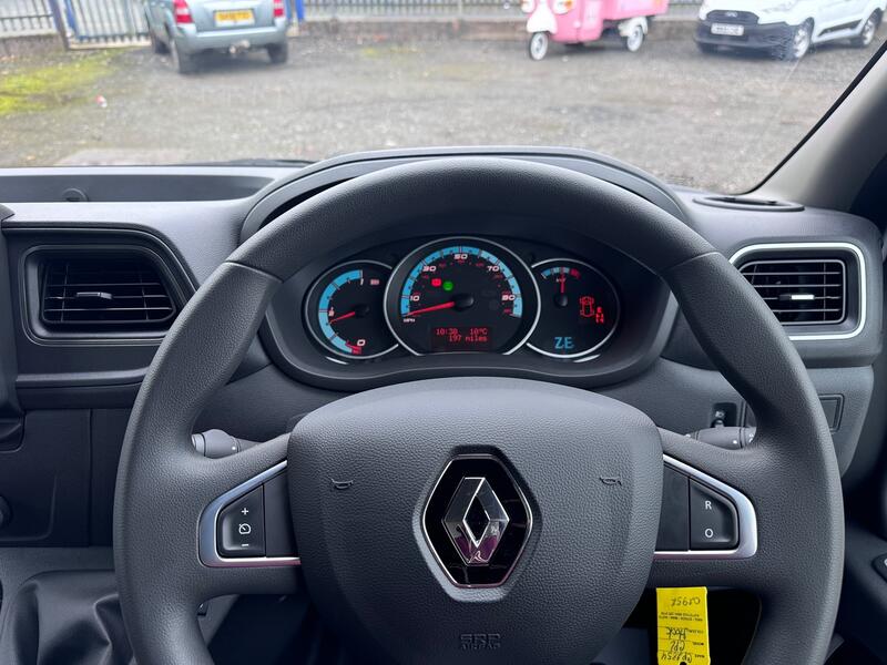 RENAULT MASTER 35 ZE MWB Van. Del Miles. £31000 SAVING OFF NEW!! 2024