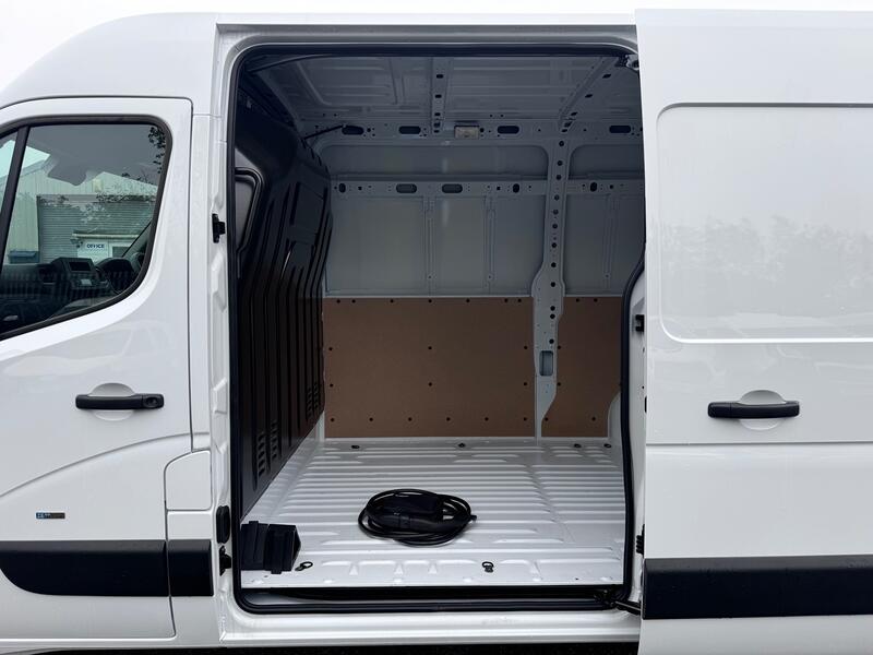 RENAULT MASTER 35 ZE MWB Van. Del Miles. £31000 SAVING OFF NEW!! 2024