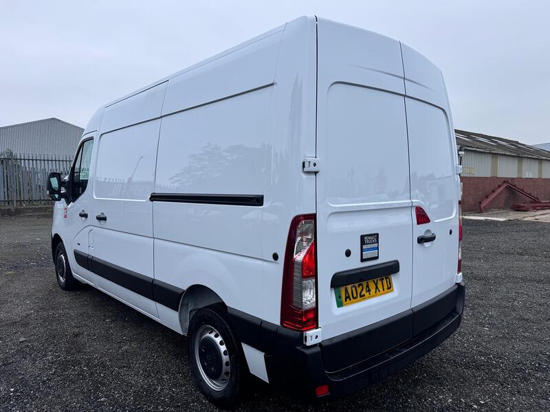 RENAULT MASTER 35 ZE MWB Van. Del Miles. £31000 SAVING OFF NEW!! 2024