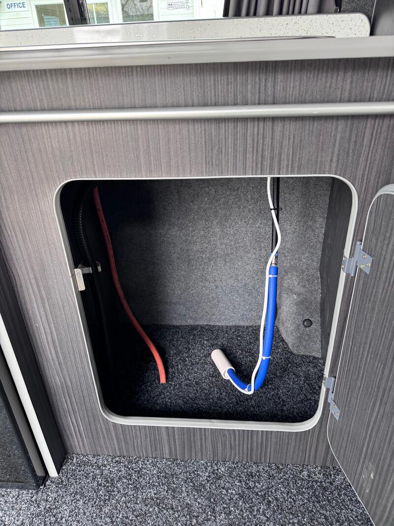VOLKSWAGEN T5 T28 102 TDI CAMPERVAN R&R Bed. Diesel Heater. Dometic Sink & Hob. LG Fridge.  2012