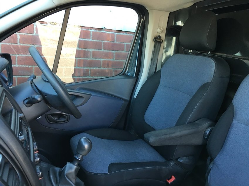 VAUXHALL VIVARO 1.6CDTi. 120PS BiTurbo ecoFLEX. AIR CON. Black Diesel Van 87k  2016