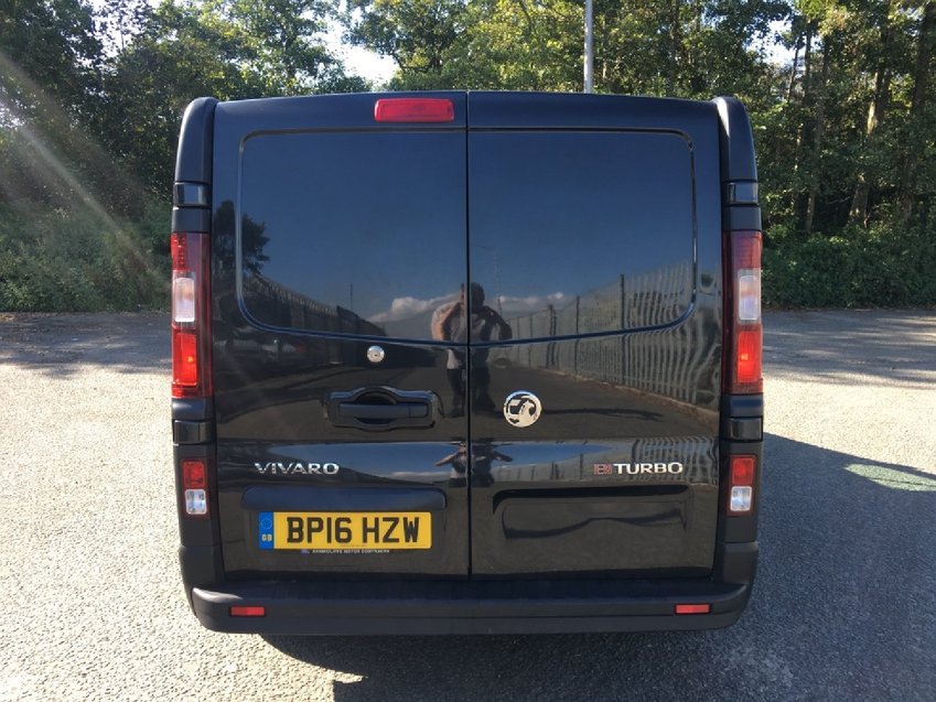 VAUXHALL VIVARO 1.6CDTi. 120PS BiTurbo ecoFLEX. AIR CON. Black Diesel Van 87k  2016