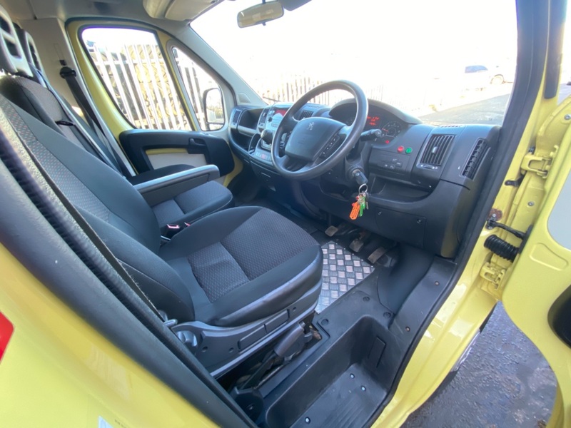 PEUGEOT BOXER Double Cab Dropside Tipper. 47650 Miles. 1 Owner. FSH 2014