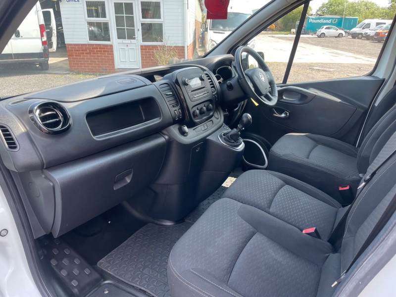 VAUXHALL VIVARO 2900  SPORTIVE LWB. AC. B-tooth. DAB. 2015