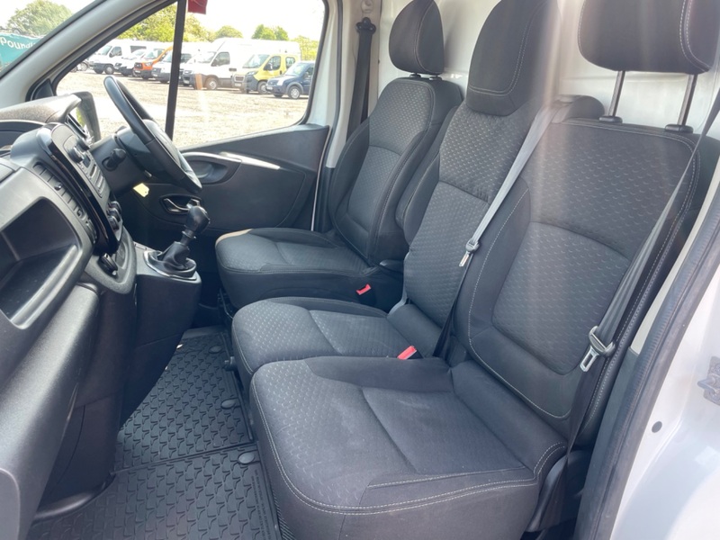 VAUXHALL VIVARO 2900  SPORTIVE LWB. AC. B-tooth. DAB. 2015